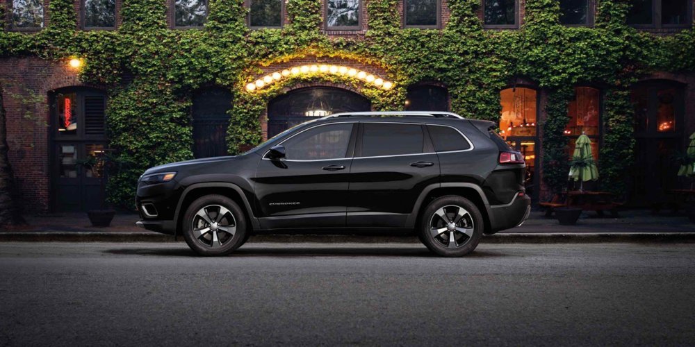 2019-Jeep-Cherokee-Gallery-Exterior-Black-Limited-City-Evening.jpg.image.1440.jpg
