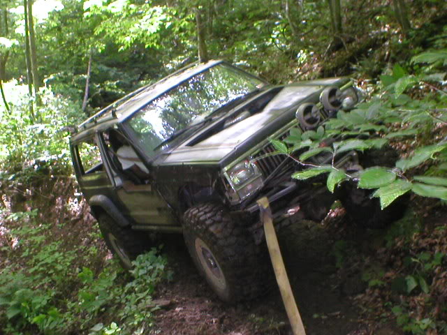 ai11.photobucket.com_albums_a180_bigassedredjeep_harlan_P5270011.jpg