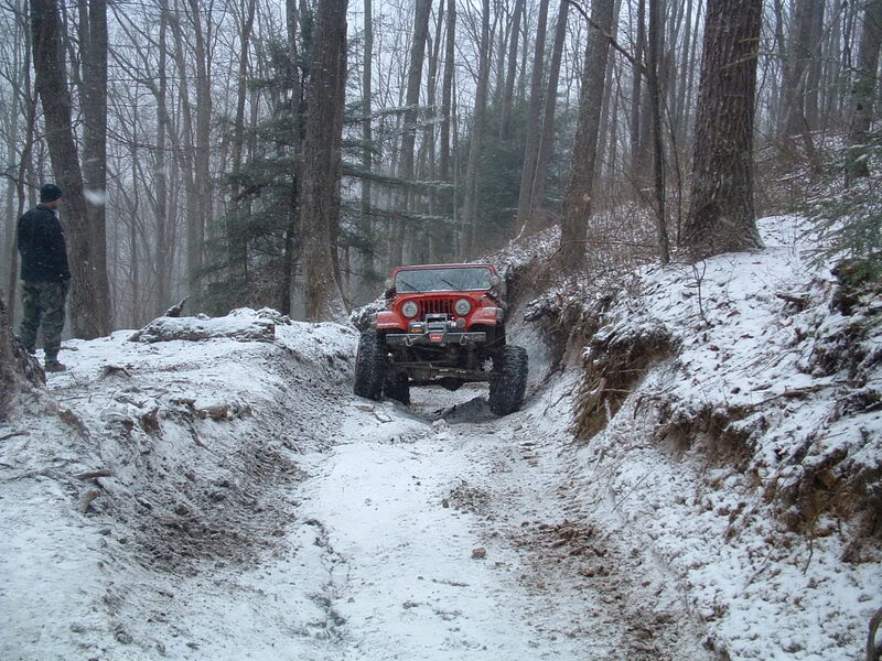 ai11.photobucket.com_albums_a180_bigassedredjeep_random1_old_time_20wheelin_DSCF0017.jpg