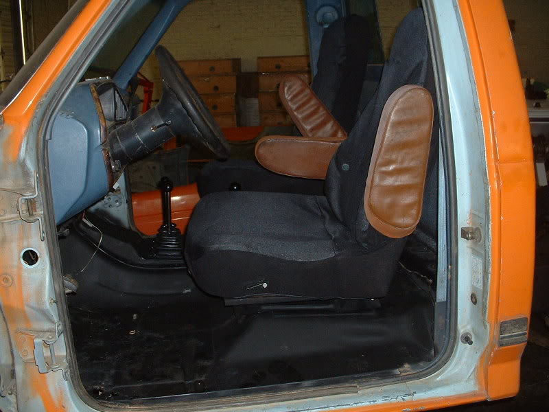 ai15.photobucket.com_albums_a393_mgbolton_Truck_Interior_DSCF0180.jpg