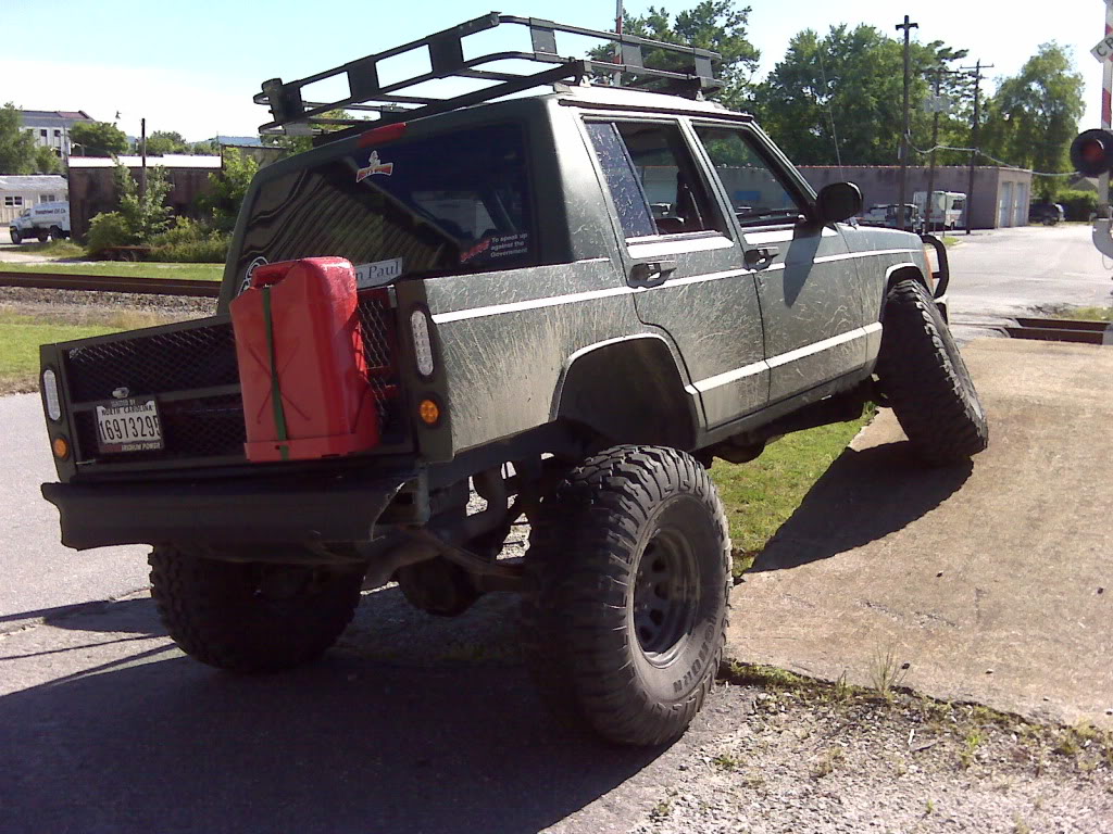 ai166.photobucket.com_albums_u88_sleeperwagon1_flexinjeep.jpg