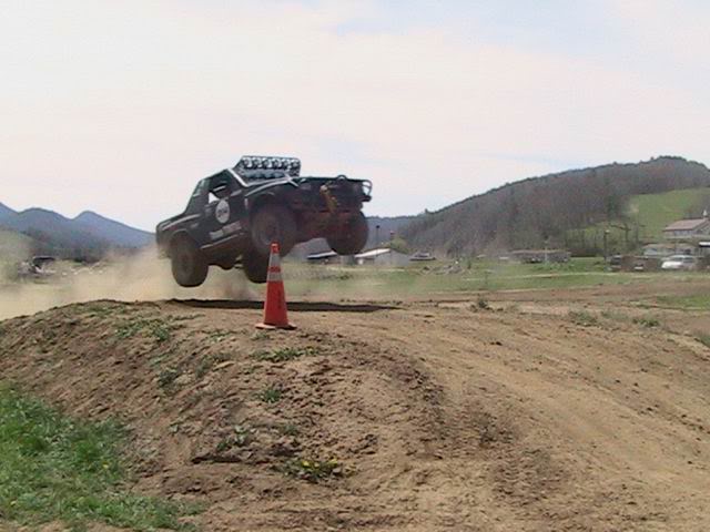 ai168.photobucket.com_albums_u182_turtlemechanic_4_18_9race_lowriderlaunching.jpg