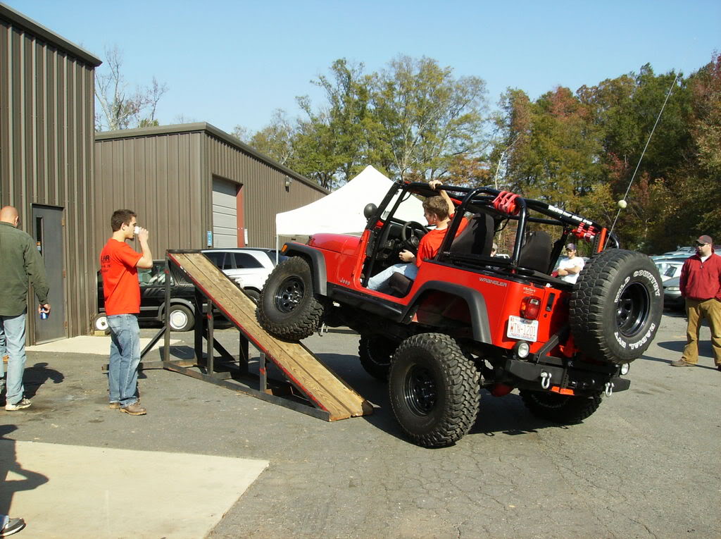 ai169.photobucket.com_albums_u223_RedJeepProjectYJ_YJ_20lifted_20on_2035s_AlphagrandopeningYJ2.jpg