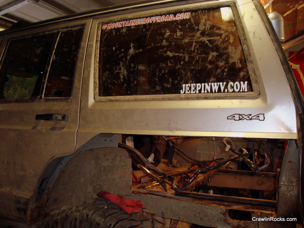 ai191.photobucket.com_albums_z10_mykalj_Jeep_XJ_floor_DSC00965.jpg