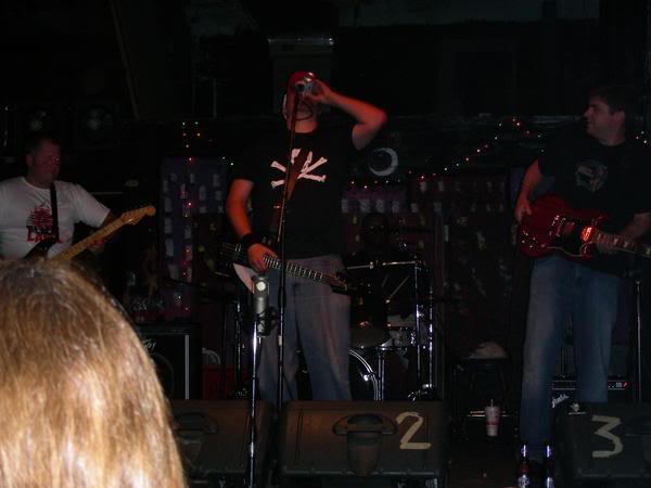 ai218.photobucket.com_albums_cc167_levirocks_bucket_levi_beer_garage.jpg
