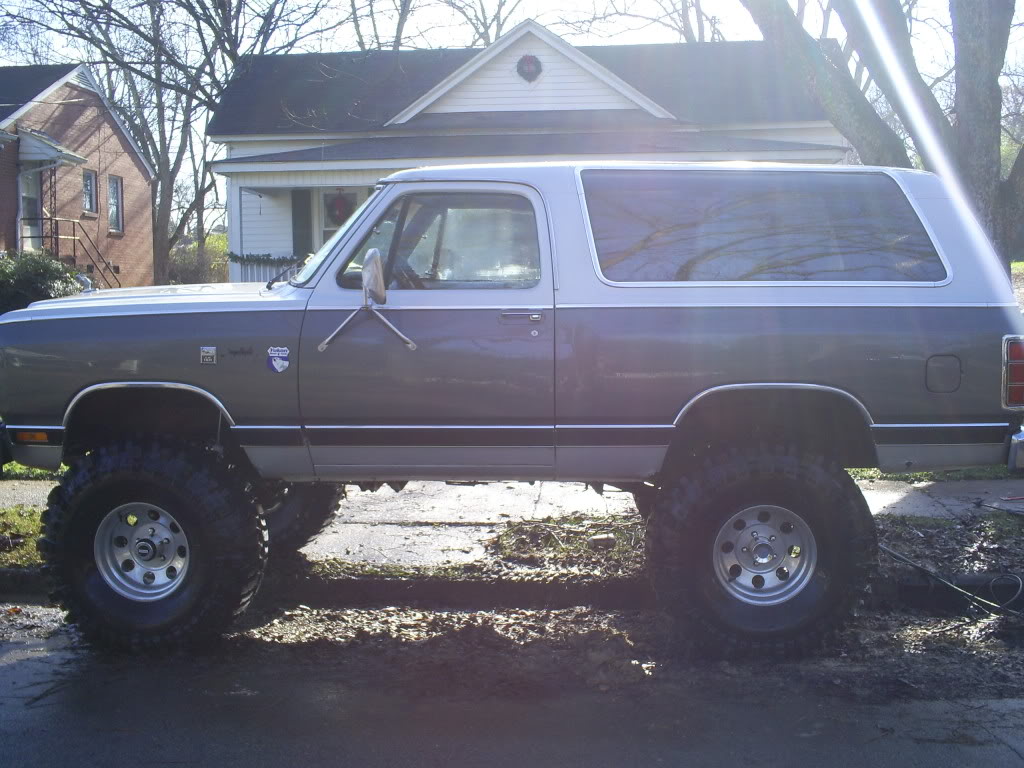 ai227.photobucket.com_albums_dd308_cheapcherokee89_ramcharger008.jpg