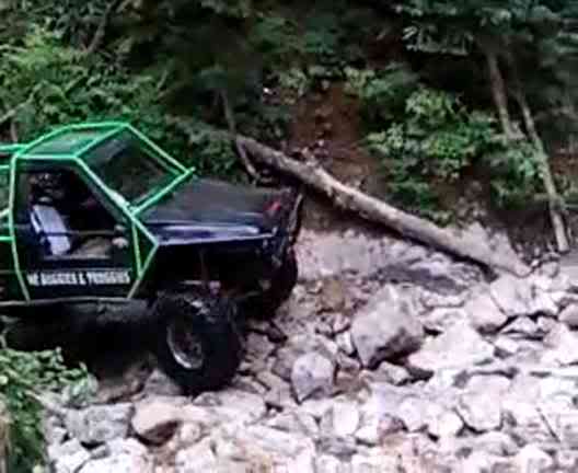 ai277.photobucket.com_albums_kk50_90jeepman_th_Video0016.jpg