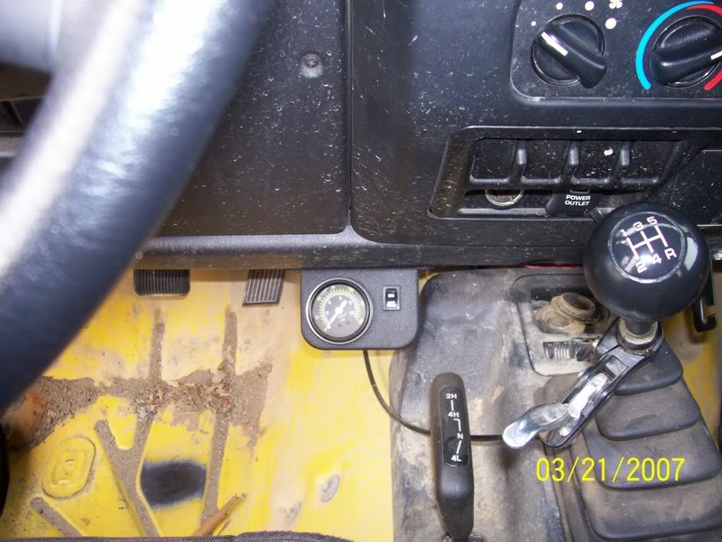 ai28.photobucket.com_albums_c235_yellow2004jeep_Airgauge.jpg