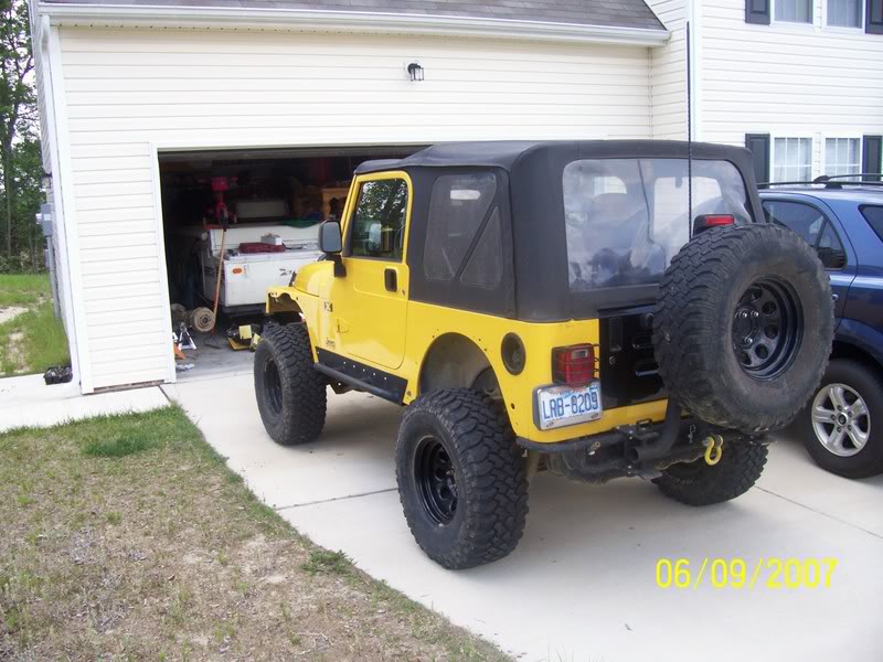 ai28.photobucket.com_albums_c235_yellow2004jeep_tire3.jpg