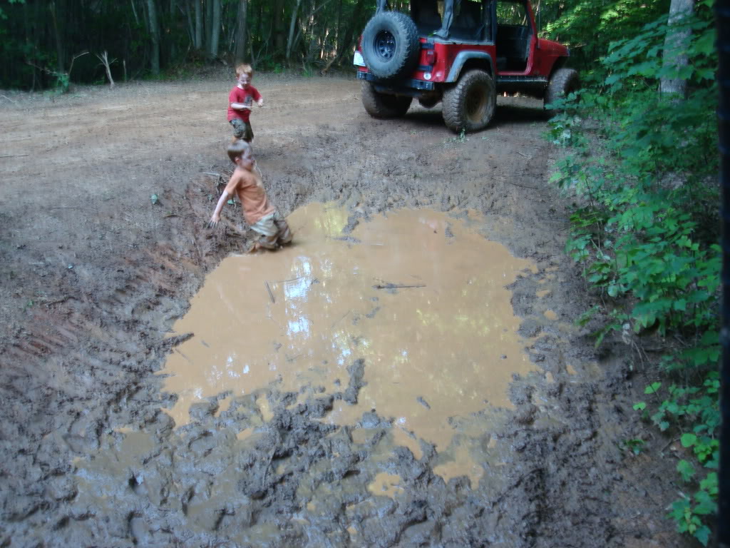 ai298.photobucket.com_albums_mm279_burrellsjeep_Linked_playininthemud2.jpg