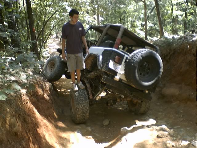 ai3.photobucket.com_albums_y70_jeepmike19_lilmiketire.jpg