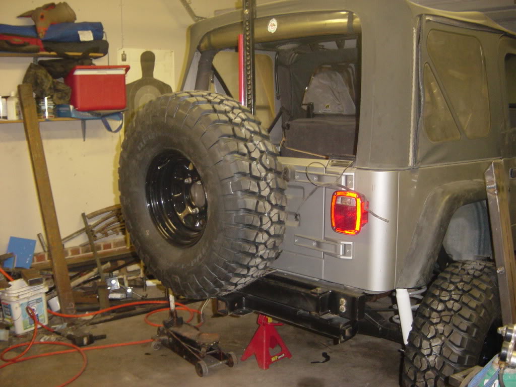 ai303.photobucket.com_albums_nn152_VortecJeep_TJ_20Build_tirecarrier2.jpg