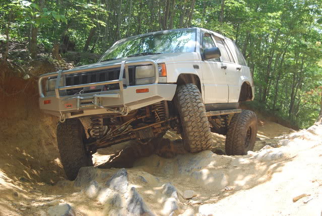 ai358.photobucket.com_albums_oo27_CW_2009_Jeepflexing.jpg