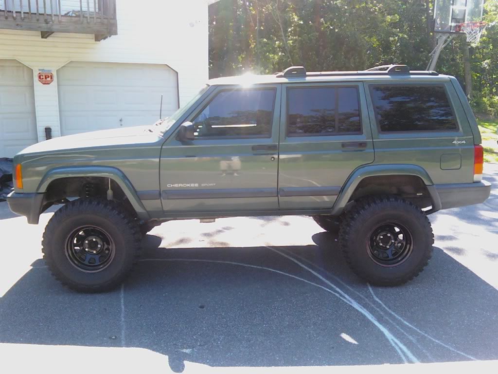 ai376.photobucket.com_albums_oo205_cayers23_myjeep.jpg