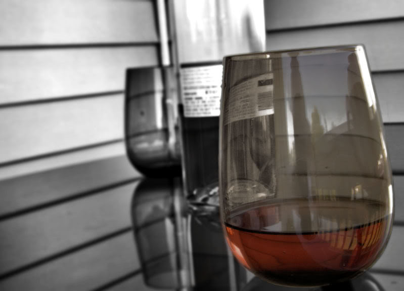 ai4.photobucket.com_albums_y134_Dubkota_d40_wineglass.jpg