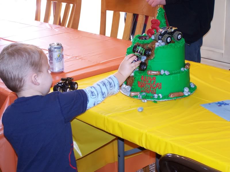 ai404.photobucket.com_albums_pp122_loganstoy2007_birthdaycake004.jpg