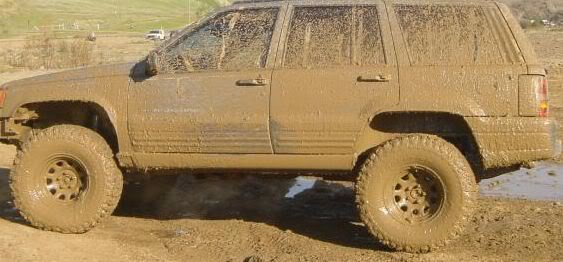 ai44.photobucket.com_albums_f10_moepics1_whosmuddyjeep.jpg