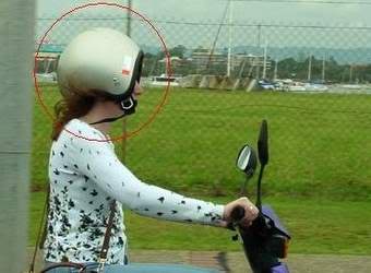 ai485.photobucket.com_albums_rr213_kittyflaga_wearing_helmet_backwards.jpg
