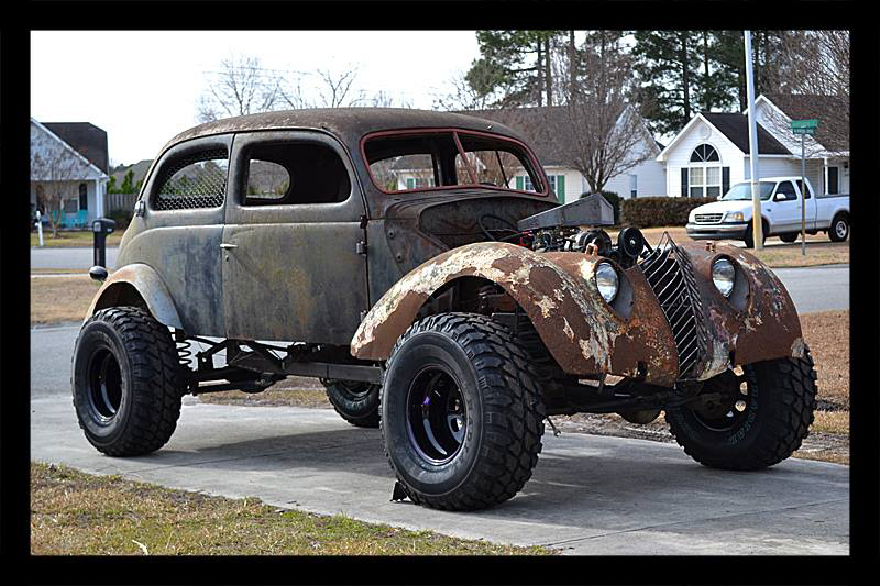 ai5.photobucket.com_albums_y175_entrefal_37_20Ford_20Tudor_front_20closer_zpsmujz7vli.jpg