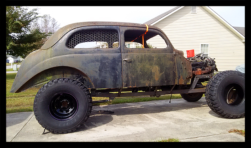 ai5.photobucket.com_albums_y175_entrefal_37_20Ford_20Tudor_OutSide_zps4mnmrzje.jpg