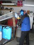 ai825.photobucket.com_albums_zz176_83cj8_trailer_20fab_th_bracketweld.jpg