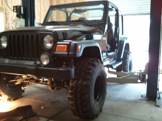 ai900.photobucket.com_albums_ac210_vjw0307_Jeep_Jeep_20Lift_20and_20New_20Tires_2011_10_08165642.jpg