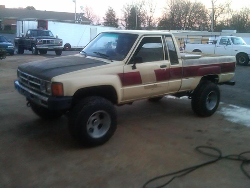 ai96.photobucket.com_albums_l194_volvhoe_1987_20Toyota_204x4_IMG00400_20120207_1801.jpg