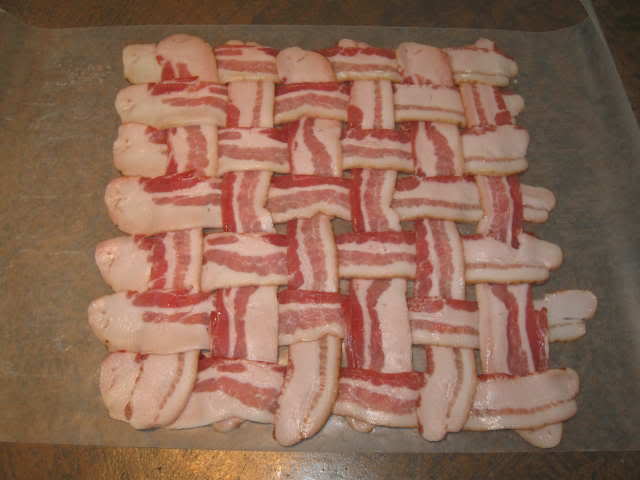 ai99.photobucket.com_albums_l300_silverwolf636_Smoker_Rolling_20a_20Fatty_bacon_weav9.jpg