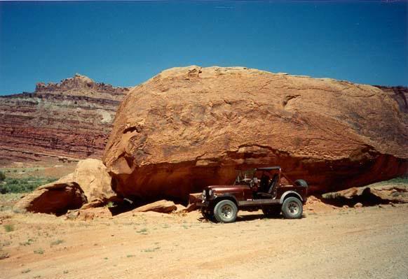 aimg.photobucket.com_albums_v214_nhodierne_moab_brown_jeep.jpg