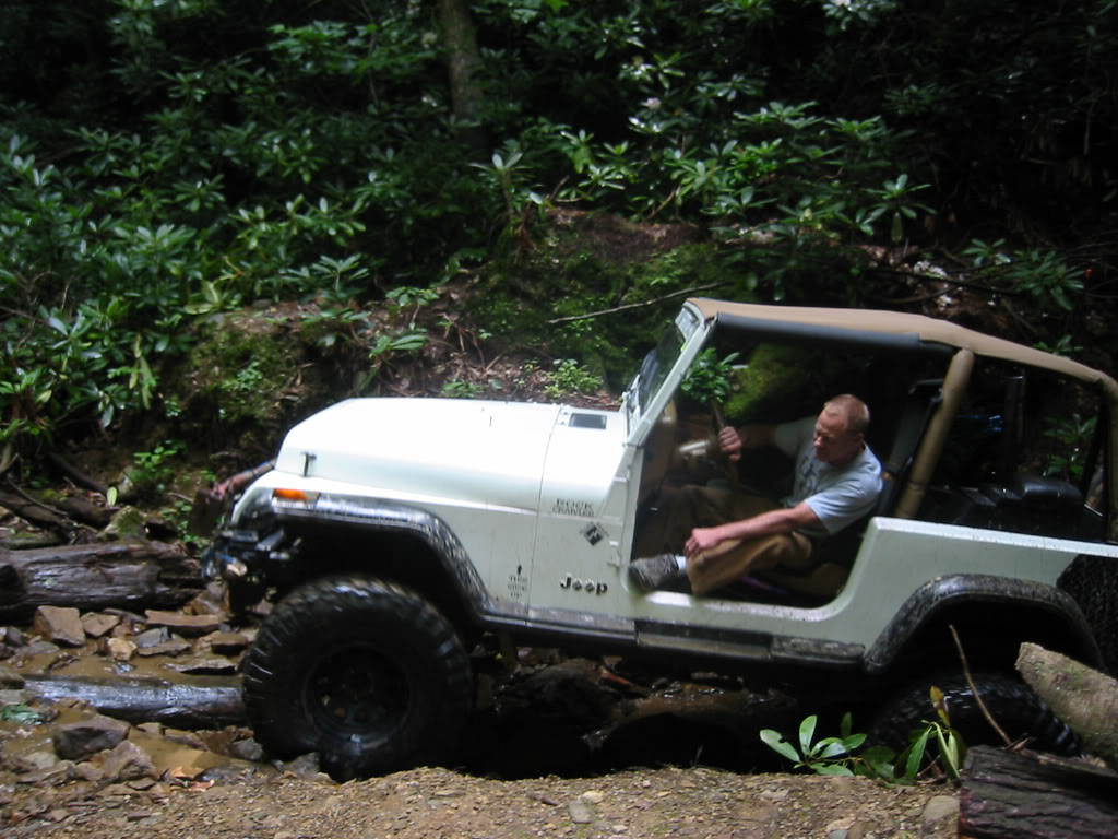 aimg.photobucket.com_albums_v441_tangeloman_jeep_crakers_20neck_20aug_2005_IMG_2826.jpg