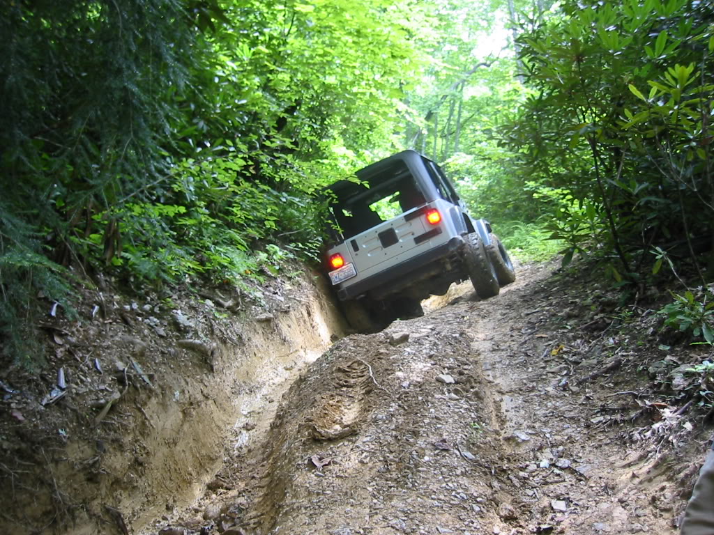 aimg.photobucket.com_albums_v441_tangeloman_jeep_crakers_20neck_20aug_2005_IMG_2836.jpg