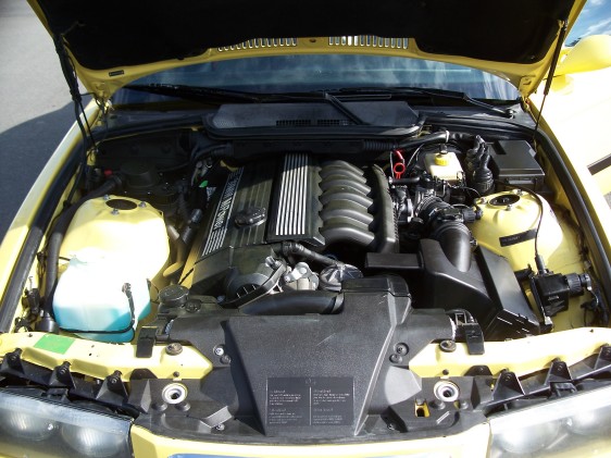 aimg69.imageshack.us_img69_2195_enginebaysy4.jpg