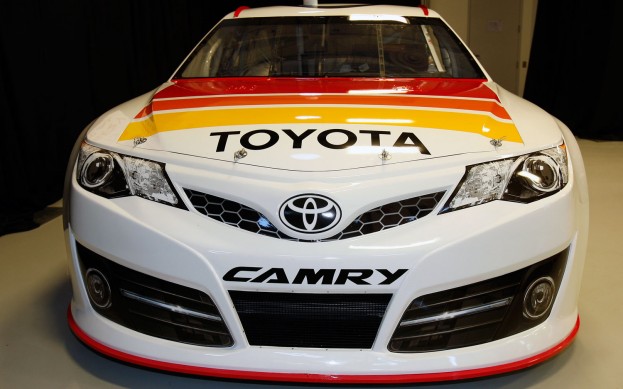 astwot.motortrend.com_files_2012_05_2013_Toyota_Camry_NASCAR_front_623x389.jpg