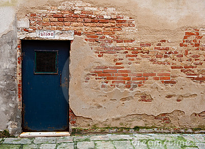 athumbs.dreamstime.com_x_wall_wth_exposed_brick_door_venice_italy_12762314.jpg