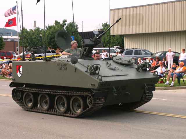atired_iron.mounet.com_Images_events_funfest2002_parade04.jpg