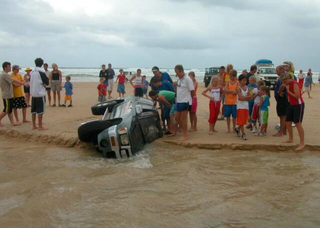 awww.powernet.co.za_demeynier_pic_4x4_stuck_in_sand.jpg