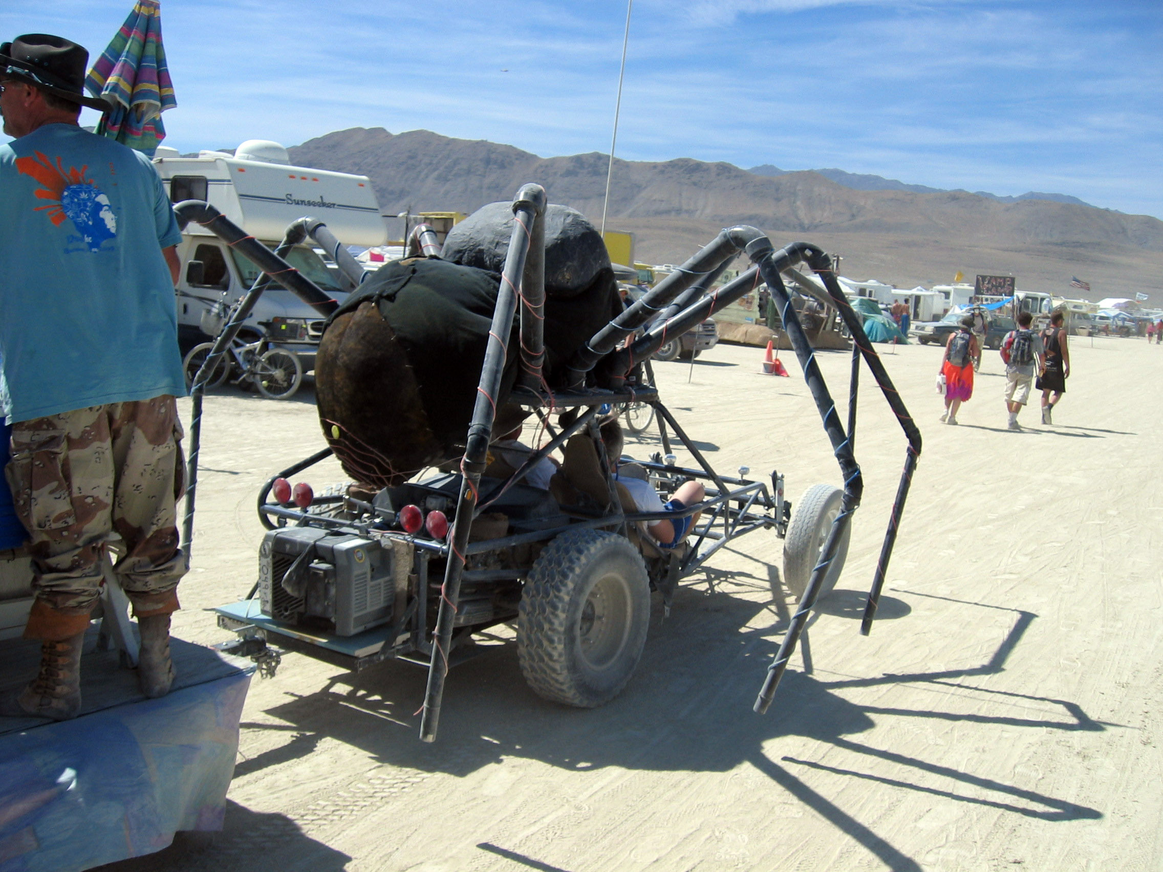 awww.ski_epic.com_burningman2005_p43b_artcar_spider.jpg