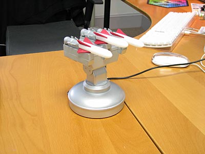 awww.thinkgeek.com_images_products_additional_large_rocket_launcher_v2_desk.jpg