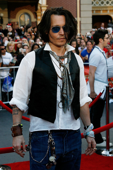 awww4.pictures.gi.stylebistro.com_Johnny_Depp_Scarves_Patterned_Scarf__3Y1uEseMNwl.jpg