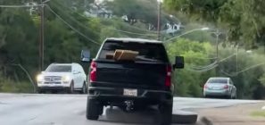 Chevrolet-Silverado-HD-Black-dragging-mattress-video-July-2022-003-297x140.jpeg