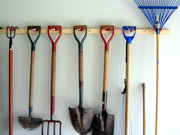 DIY-garden-tool-organizer.jpg
