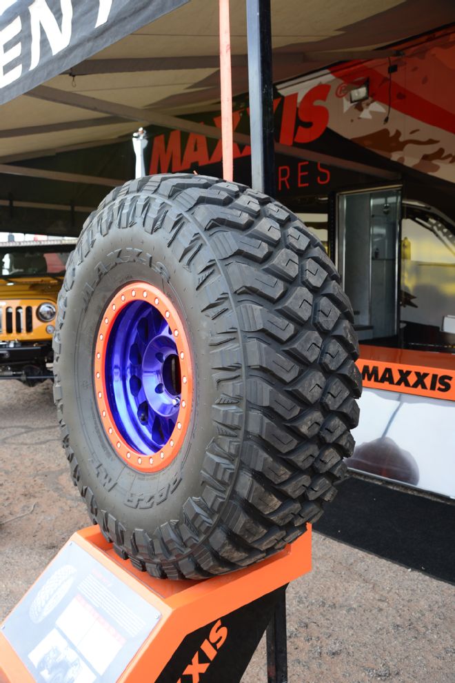 007-maxxis-razr-mt-mud-terrain-tire.jpg